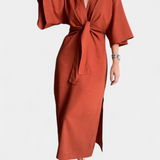 Natalija - Sproščena obleka z V-izrezom in sprednjim vozlom