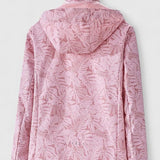 Tjaša – Elegantna vetrovka z botaničnim vzorcem