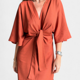 Natalija - Sproščena obleka z V-izrezom in sprednjim vozlom