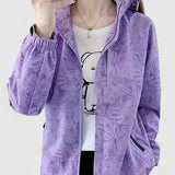 Tjaša – Elegantna vetrovka z botaničnim vzorcem