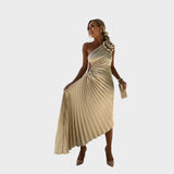 Nika - Elegantna Obleka z Naborki na Ramenih za Šik Videze